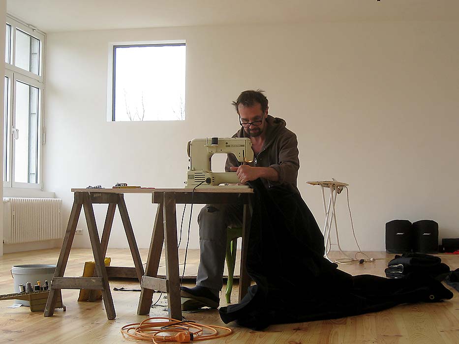 Bühnenstoffe der bayerischen Staatsoper werden zu Raumteilern